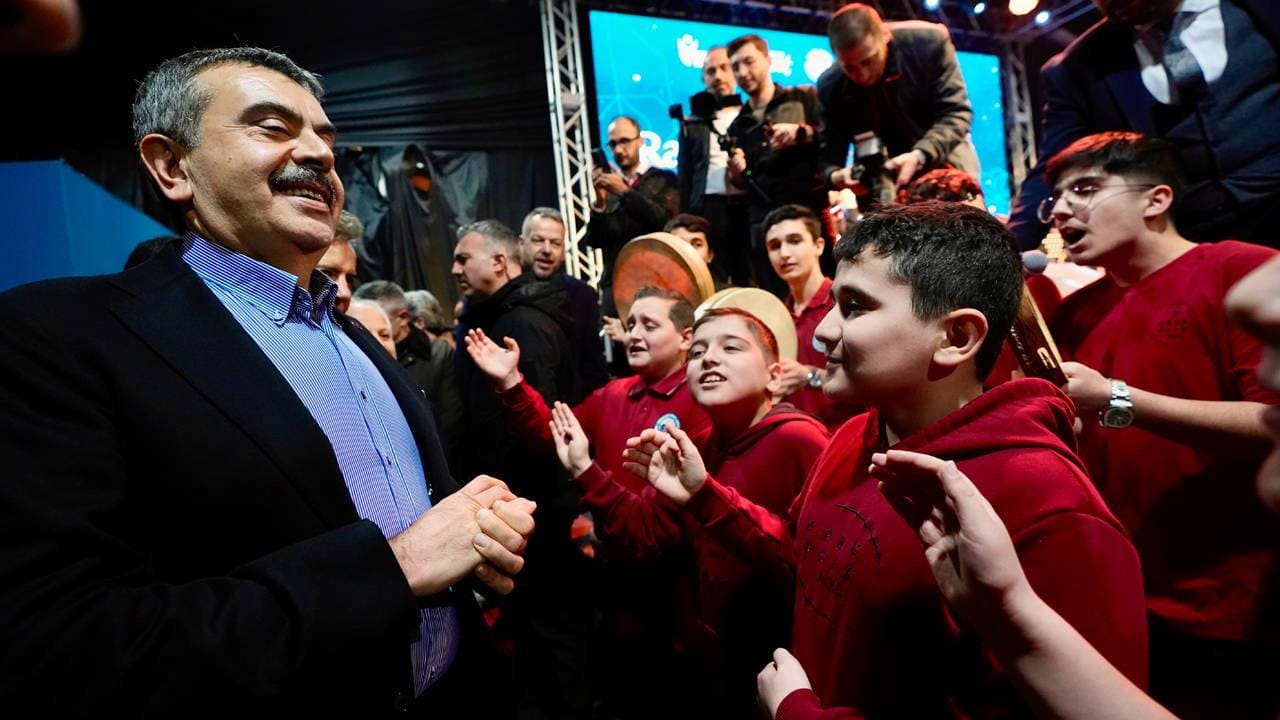 Görüntüler İstanbul’dan… Çocuklar, Yusuf Tekin’i ‘Kabe’de Hacılar’ ilahisi ile karşıladı