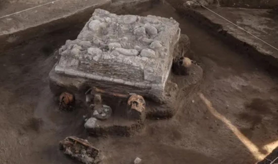 Queretaro Hattı İnşaatında Bin Yıllık Toltek Sunak ve İnsan Kafatasları