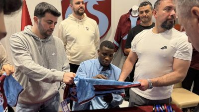 Onuachu’dan şampiyonluk sözleri Onuachu Akyazı TS Club Mağazasında Taraftarlarla Buluştu Trabzonspor’un golcü oyuncusu