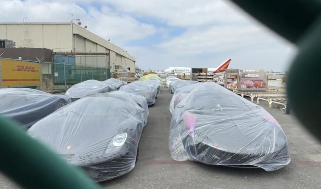 Los Angeles Havalimanı’nda Ortaya Çıkan Gizem: Üzerleri Örtülü Süperotomobiller Otomobil