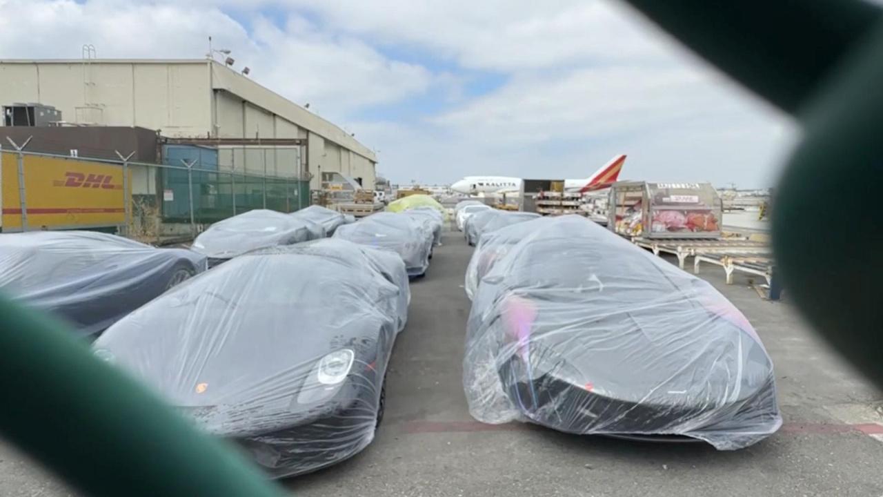 Los Angeles Havalimanı’nda Ortaya Çıkan Gizem: Üzerleri Örtülü Süperotomobiller Otomobil