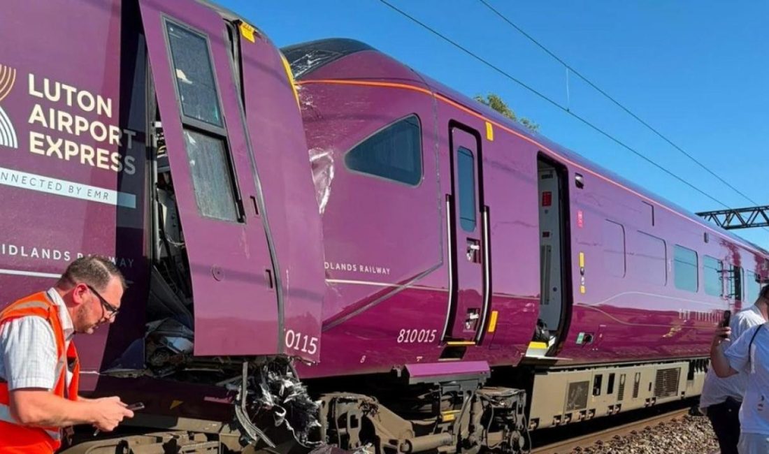 İngiltere’de facia: İki tren birbirine girdi Bedford’da yolcu trenleri çarpıştı İngiltere’nin Bedford kentinde iki yolcu treninin