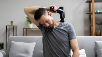 Masaj tabancasının gözlere verdiği hasar: İskoçya’da bildirilen ilk belgeli retinal