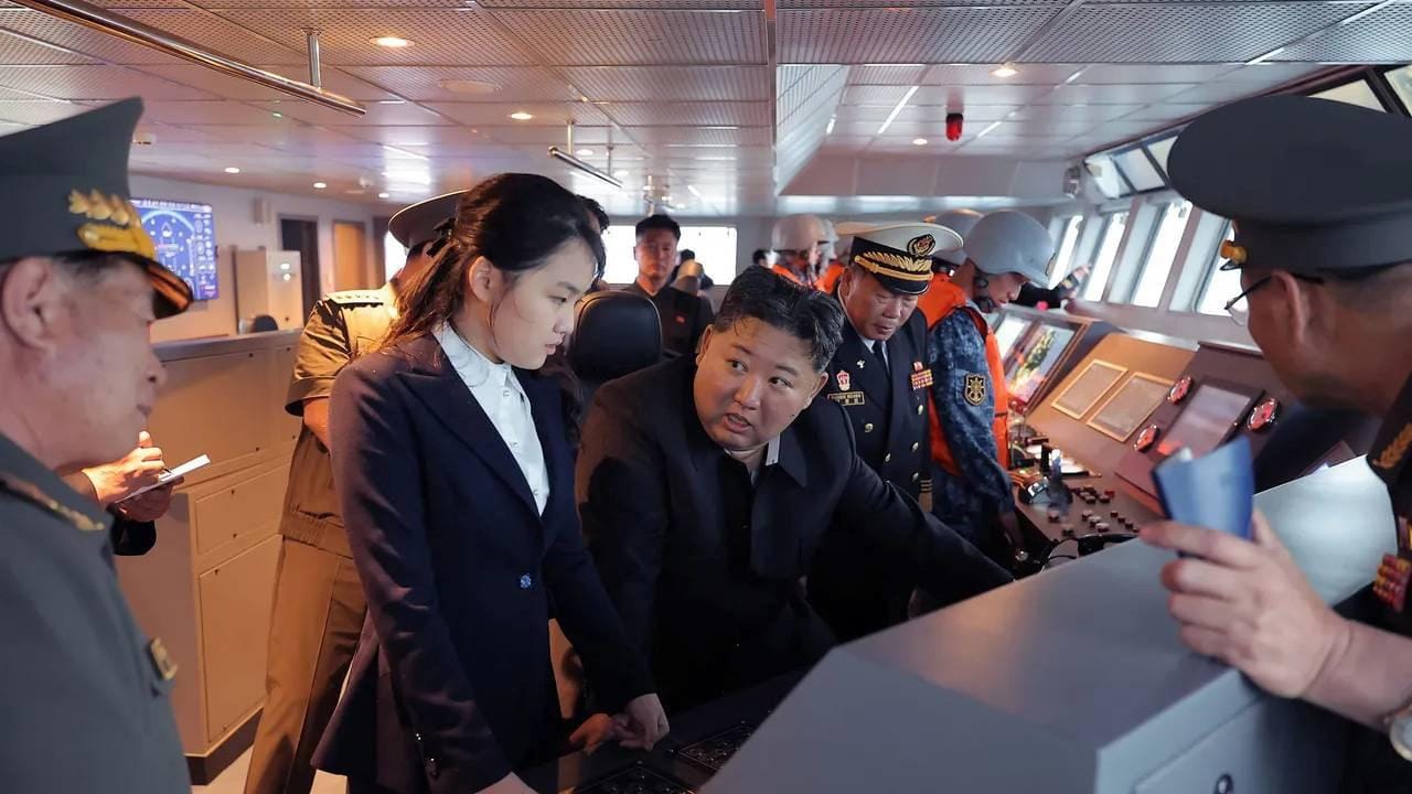 kizini-da-goturdu-yeni-silah-sistemini-duyurdu-kim-jong-undan-askeri-sov-AqIbxrEQ.jpg