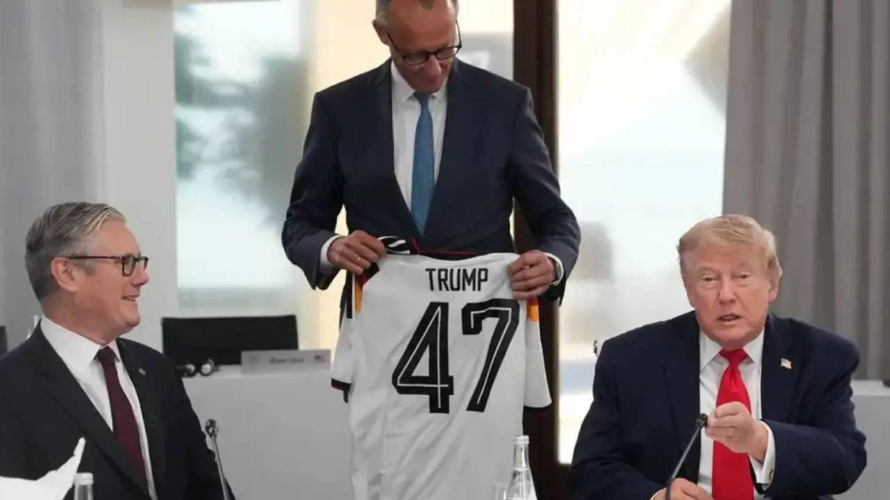 merzin-trumpa-hediye-ettigi-forma-almanyada-alay-konusu-oldu-gercek-sonradan-ortaya-cikti-7SRTgkM3.jpg