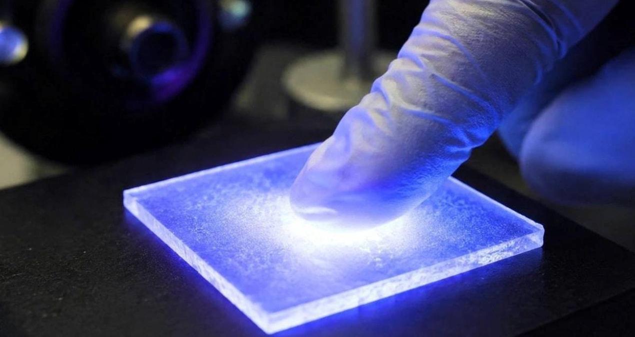 Pil veya elektrik gerektirmiyor: Dokunulduğunda anında parlıyor