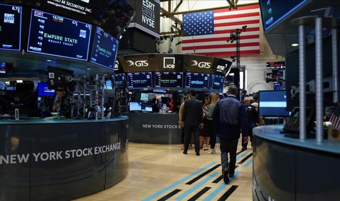 Wall Street’te Dalgalı Seans: Dow Rekor Kırdı, Teknoloji Hisseleri ve