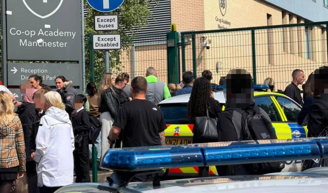 Manchester Co-op Academy’de Bıçaklı Saldırı Okulu Sarstı İngiltere’nin Manchester kentinde