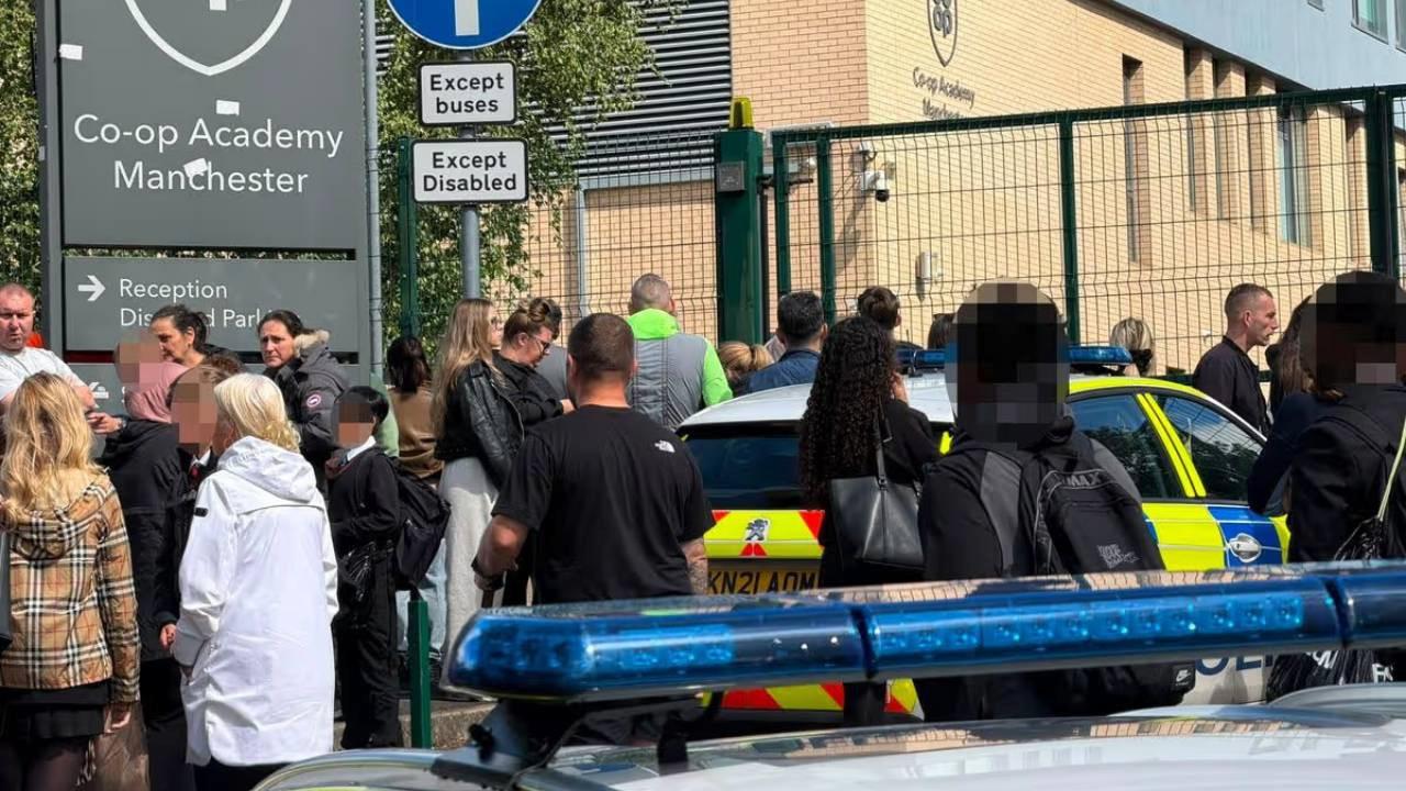 Manchester Co-op Academy’de Bıçaklı Saldırı Okulu Sarstı İngiltere’nin Manchester kentinde