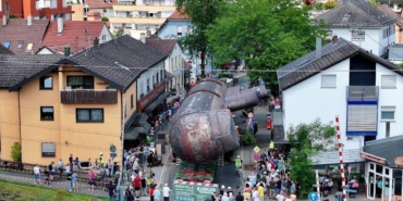 350-tonluk-devi-482-gun-boyunca-yollarda-suruklediler-zdyUNZja.jpg