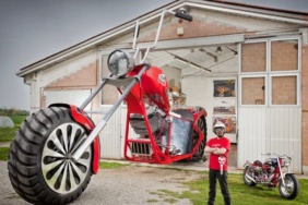 5-ton-agirliginda-5-metre-yuksekliginde-iki-katli-bina-buyuklugundeki-motoru-metrelerce-surdu-8FcQJgYL.jpg