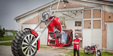 5-ton-agirliginda-5-metre-yuksekliginde-iki-katli-bina-buyuklugundeki-motoru-metrelerce-surdu-8FcQJgYL.jpg