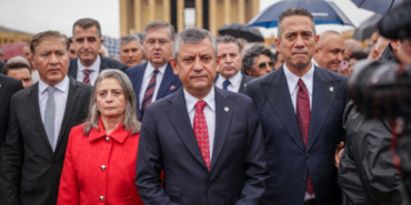 yeni-partinin-ilk-ziyareti-anitkabire-ozgur-ozel-ozel-defteri-imzaladi-kusatilan-mirasinizi-koruma-gorevi-QyJGeGh2.jpeg