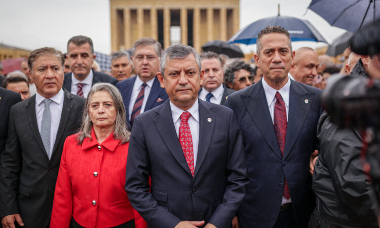 YENİ Parti’nin ilk ziyareti Anıtkabir’e… Özgür Özel, Özel Defter’i imzaladı: ‘Kuşatılan mirasınızı koruma görevi bize emanettir’