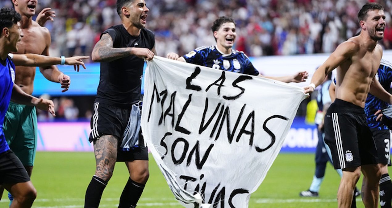 arjantin-finalde-mac-sonu-acilan-pankart-olay-yaratti-siyasi-mesaj-gundem-oldu-NTwaOeXj.jpg
