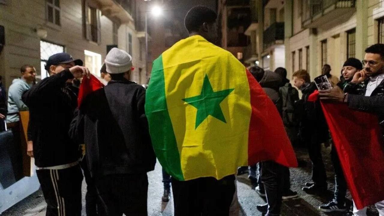 dunya-kupasi-macini-kaybeden-hollandanin-polisi-fasli-gocmenleri-dovdu-nHZPqThA.jpg