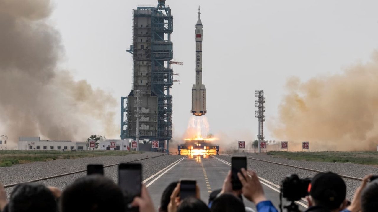 duyaya-yaklasan-asteroide-carparak-yonunu-degistirecekler-cSpCuw4g.jpg