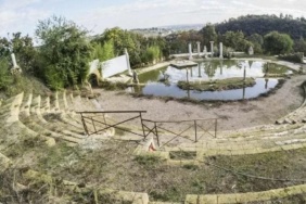 fiberglastan-antik-tiyatro-yapti-turistleri-kandirdi-belediyeyi-bile-uyuttu-bV1d8lrk.jpg
