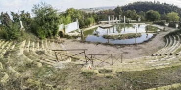 fiberglastan-antik-tiyatro-yapti-turistleri-kandirdi-belediyeyi-bile-uyuttu-bV1d8lrk.jpg