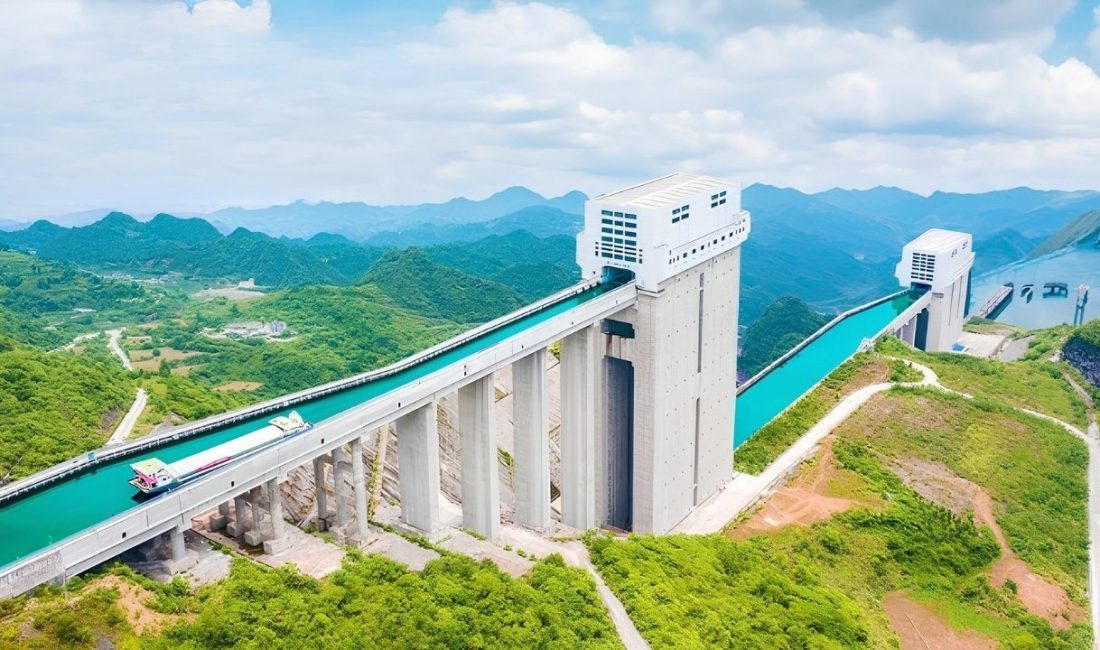 Gemileri 113 metre havaya kaldırarak nehirden geçirdiler Üç Boğaz Barajı’nda Gemi Asansörüyle Tarihi Hız Kazanımı Çin‘deki dünyanın