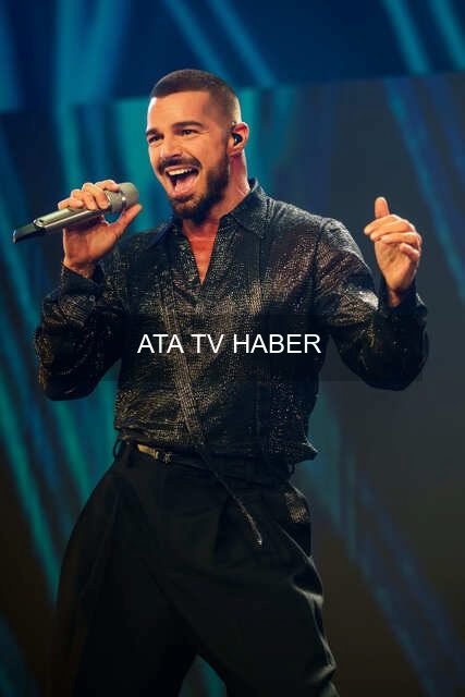 Hülya Avşar, Arnavutköy’de Sergi Ziyaretinde Ricky Martin İddialarını Yanıtladı