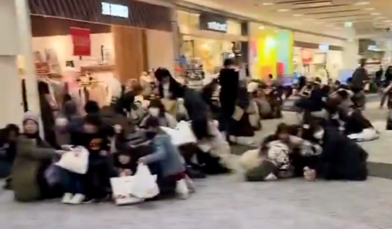 Japonlar 7.1’lik depremde aynı hareketi yaptı! Resmen tek vücut oldular