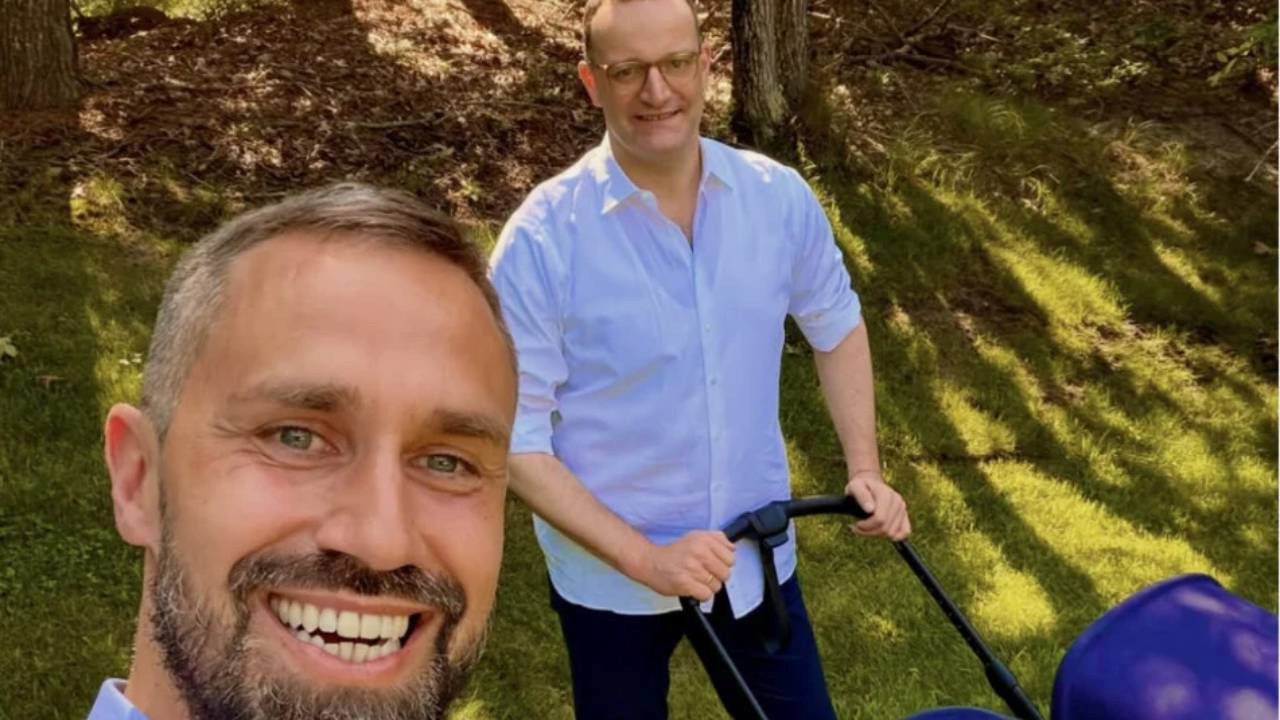 Jens Spahn istifa etti: Taşıyıcı annelik paylaşımı ve siyasi tartışmaların