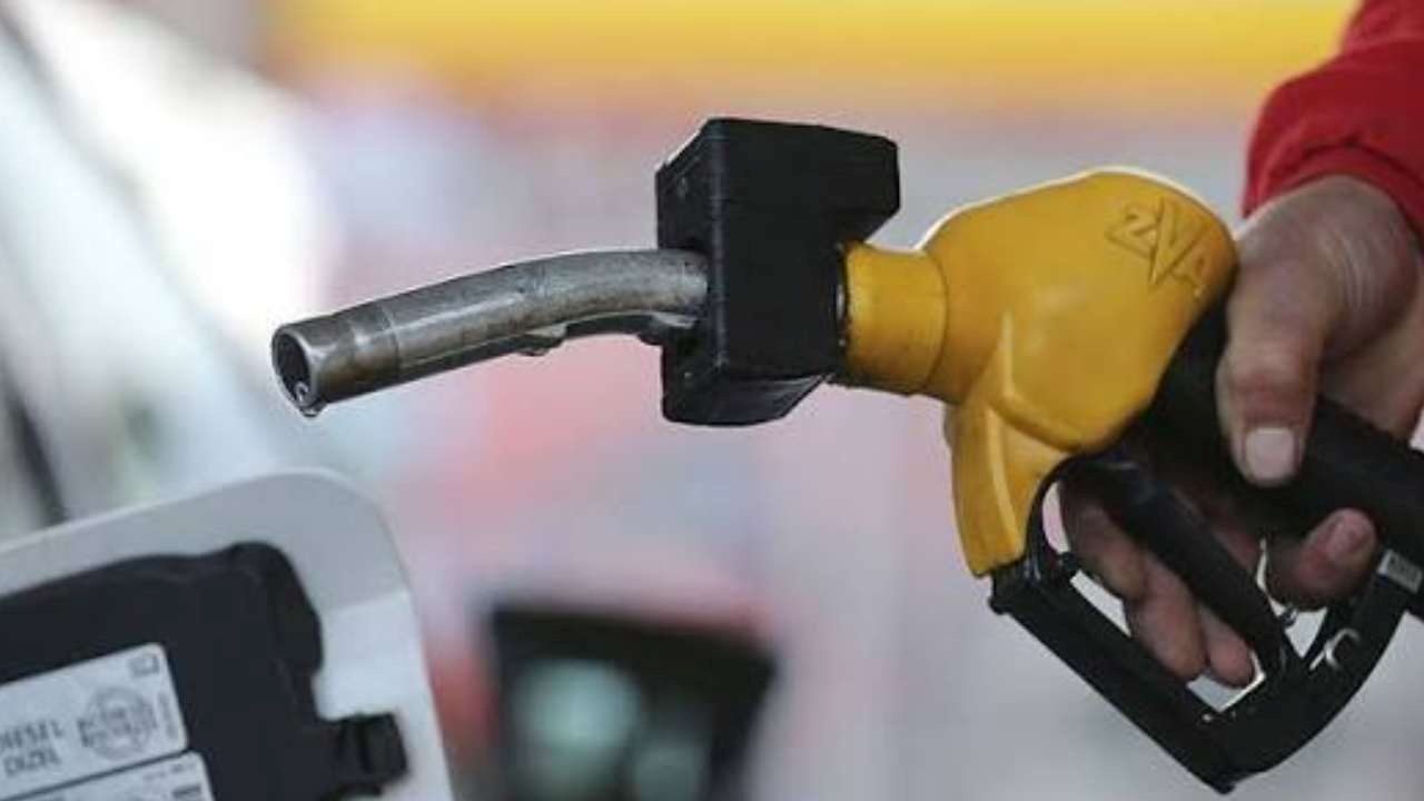 motorin-ve-benzine-tek-kalemde-inanilmaz-zam-tabelayi-goren-inanamadi-xKGvhqcN.jpg