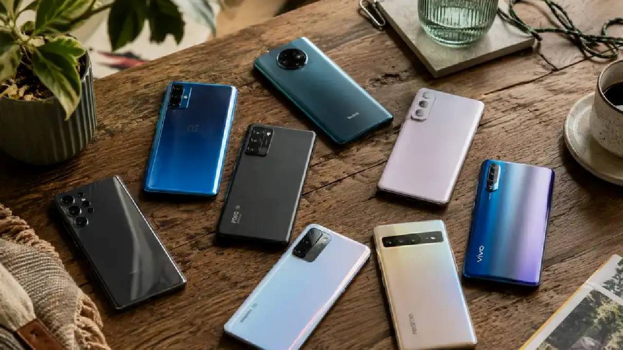 piyasa-devlesiyor-akilli-telefonlar-buyudukce-buyuyor-8V7NM2BE.jpg