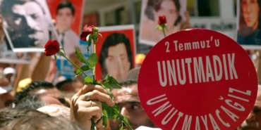 sivas-katliaminda-babalarini-kaybeden-isimlerden-aymnin-kararina-siyasi-bir-tercih-barindirdigi-dusuncesindeyiz-g92R1fYK.jpg