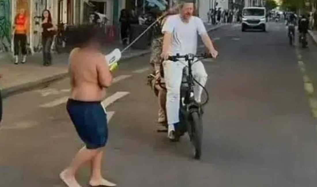Sosyal medya uğruna şehri ayağa kaldırdı! Turistleri su tabancasıyla kovalayan çocuğa peş peşe gözaltı Paris’te Sosyal Medya Şakaları ve Gözaltılar Fransa‘nın başkenti Paris‘te yaşayan