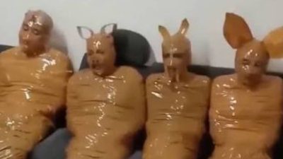Endonezya’da Televizyonu Anımsatan Görünümle Yakalanan Zanlılar Sosyal Medyada Gündem Oldu