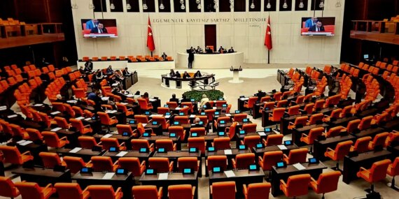 tbmmde-ogrenci-affi-maddesi-kabul-edildi-detaylar-ne-HHsx9lOm.jpg