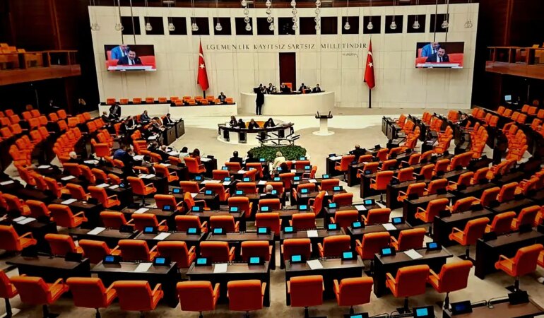 tbmmde-ogrenci-affi-maddesi-kabul-edildi-detaylar-ne-HHsx9lOm.jpg