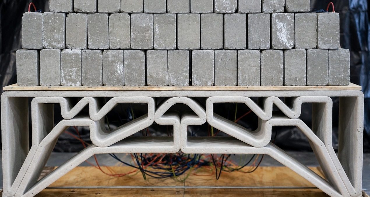 yarim-saatte-insa-edilen-beton-kopru-907-kilogramdan-fazla-yuk-tasidi-PAiUDa4h.jpg