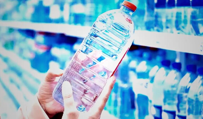Bir hafta boyunca günde 2,5 litre su içti: Uzmandan hangi gruplara uyarı geldi?