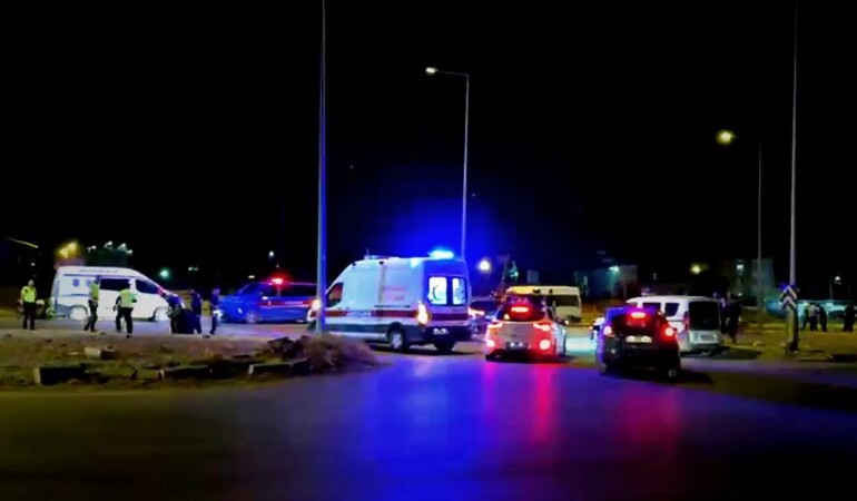 Düğün konvoyunda taşlı, sopalı ve silahlı kavga: Gelin ve damadın yakınları çatıştı